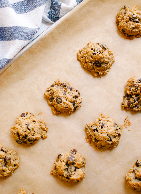 Naturally sweetened peanut butter chocolate chip oatmeal cookies - cookieandkate.com